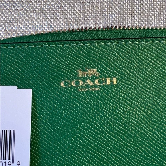 Coach Green Leather Wristlet NWT gold trim. - Picture 3 of 11
